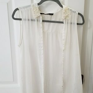 White top with beautiful collar detailing.